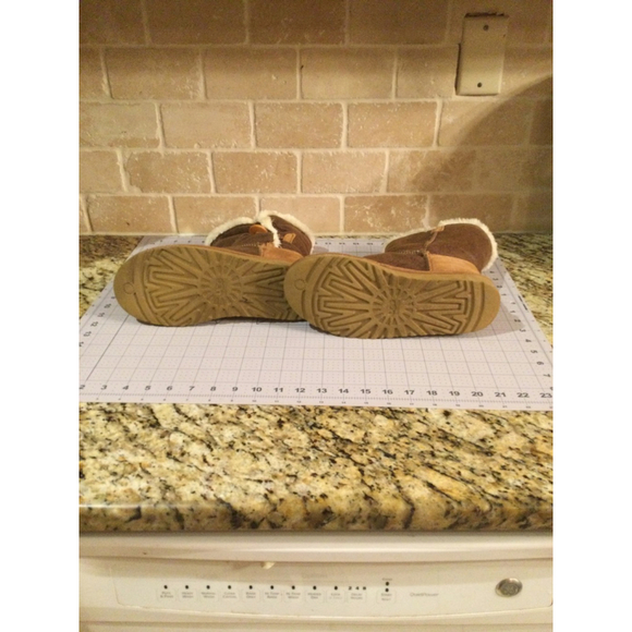 Women's UGG Classic Short Boots Size 9 Brown - Picture 4 of 5